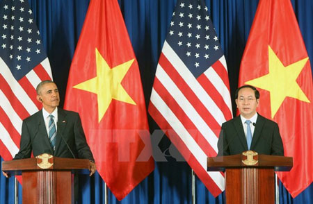 Chủ tịch nước Trần Đại Quang (bên phải) và Tổng thống Barack Obama tại cuộc họp báo.